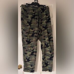 No Boundaries Men's Green Camouflage Cargo Pants